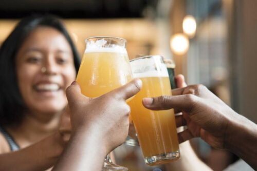 酒精是无形的社交催化剂！医师强调：“别忽略酒瘾所带来的健康威胁”