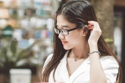 产后头发掉不停，担心秃头危机？皮肤科医师直指 3 方向，确认落发因素并从生活落实预防