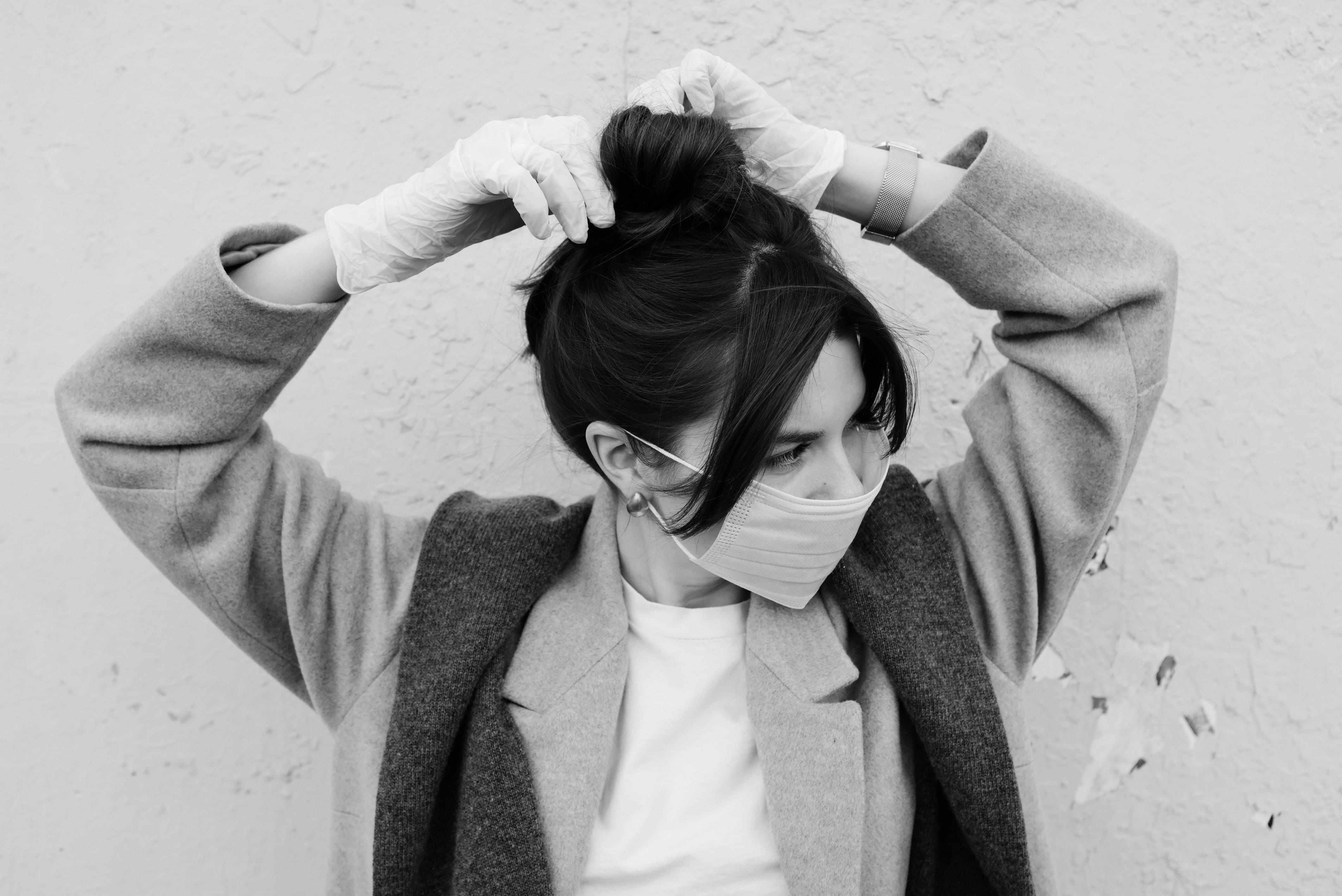 产后头发掉不停,担心秃头危机?皮肤科医师直指 3 方向,确认落发因素并从生活落实预防 内容图2 女神网-大潮社TV实时追踪属于女人新资讯的综合网站! woman-with-latex-gloves-and-a-face-mask-fixing-her-hair-4298012