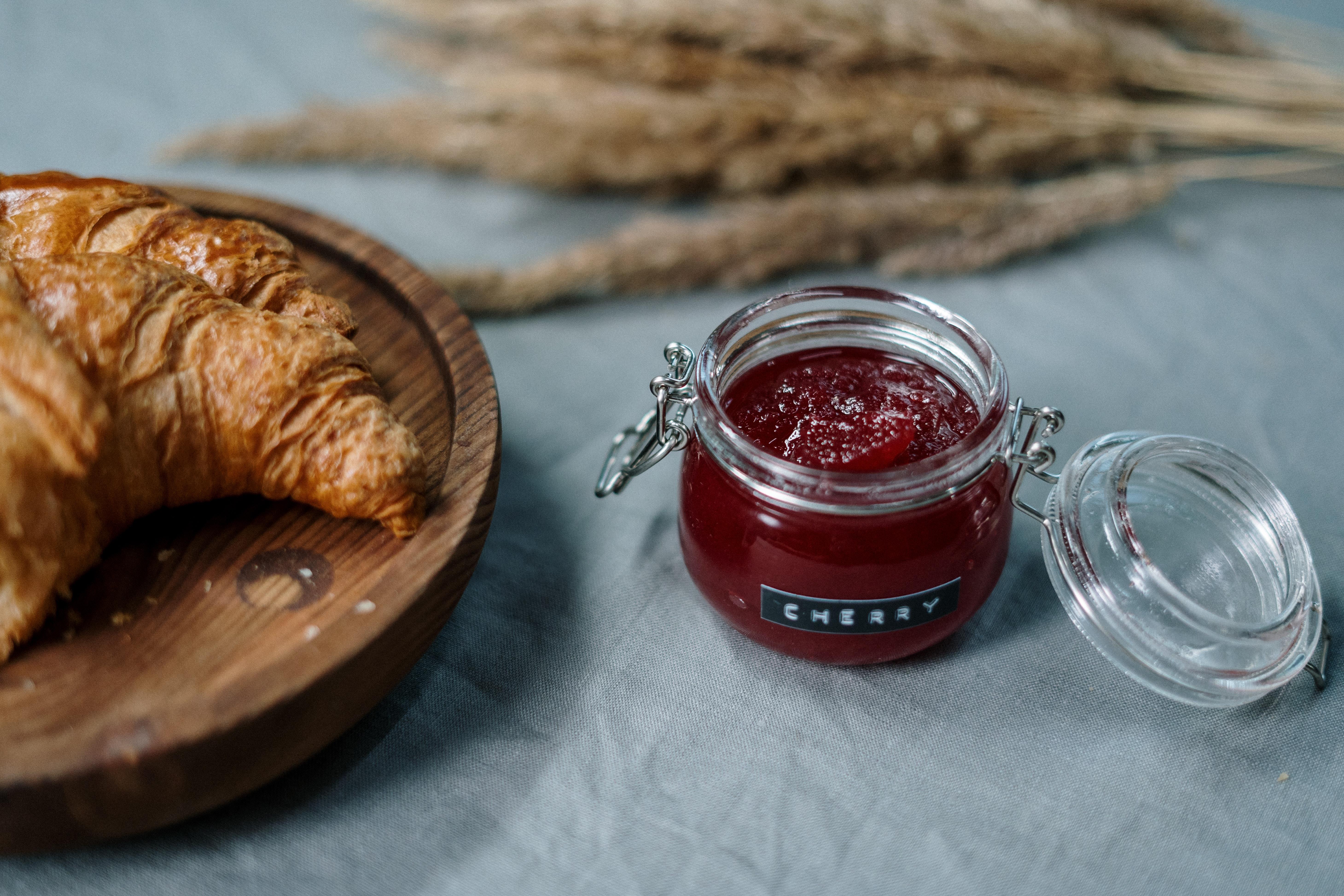 香甜面包好诱人!高敏敏营养师提醒:当心暗藏反式脂肪,“这几款”更应该注意 内容图3 女神网-大潮社TV实时追踪属于女人新资讯的综合网站! clear-glass-jar-with-red-liquid-inside-3943188