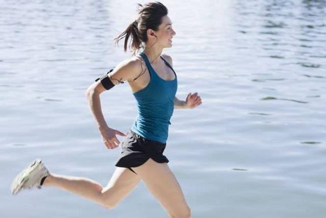 把握天气冷减肥的黄金时期!研究发现:人体发抖可加强燃烧热量,脂肪击退再加倍 内容图2 女神网-大潮社TV实时追踪属于女人新资讯的综合网站! 把握天气冷减肥的黄金时期!研究发现:人体发抖可加强燃烧热量,脂肪击退再加倍 健康养生 图2张