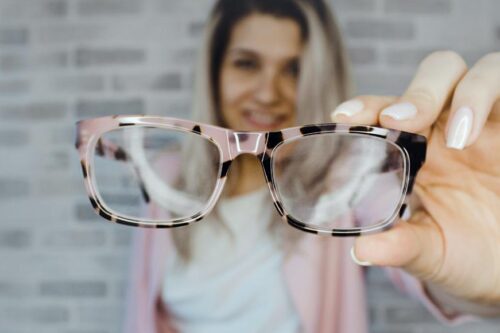 近视雷射人人都适合吗？眼科医师提醒：除了越年轻效果越好外，术后的保养照顾也很重要