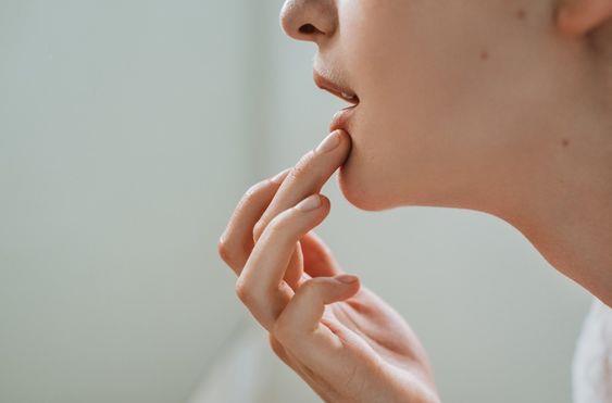 一天到晚冒痘痘,可能跟无意间的小动作有关?改善生活 4 个坏习惯,告别“月球表面”的困扰 内容图2 女神网-大潮社TV实时追踪属于女人新资讯的综合网站! 一天到晚冒痘痘,可能跟无意间的小动作有关?改善生活 4 个坏习惯,告别“月球表面”的困扰 健康养生 图2张