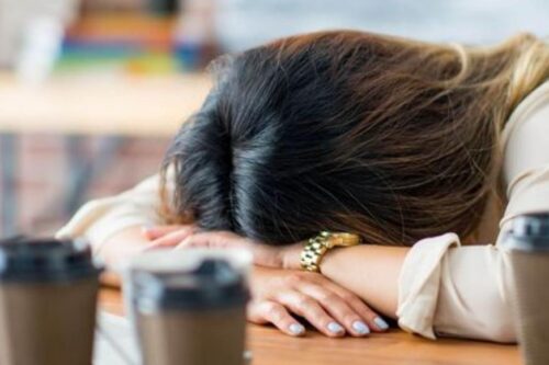 断开睡不好又没精神的循环！摆脱失眠的 5 个小方法，从生活做起、改善时间积累的坏习惯