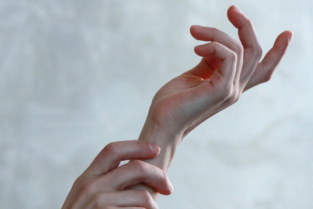 【办公室健康】手指弯曲难以伸直、“喀喀”作响,有可能是“板机指”找上门 内容图2 女神网-大潮社TV实时追踪属于女人新资讯的综合网站! 01