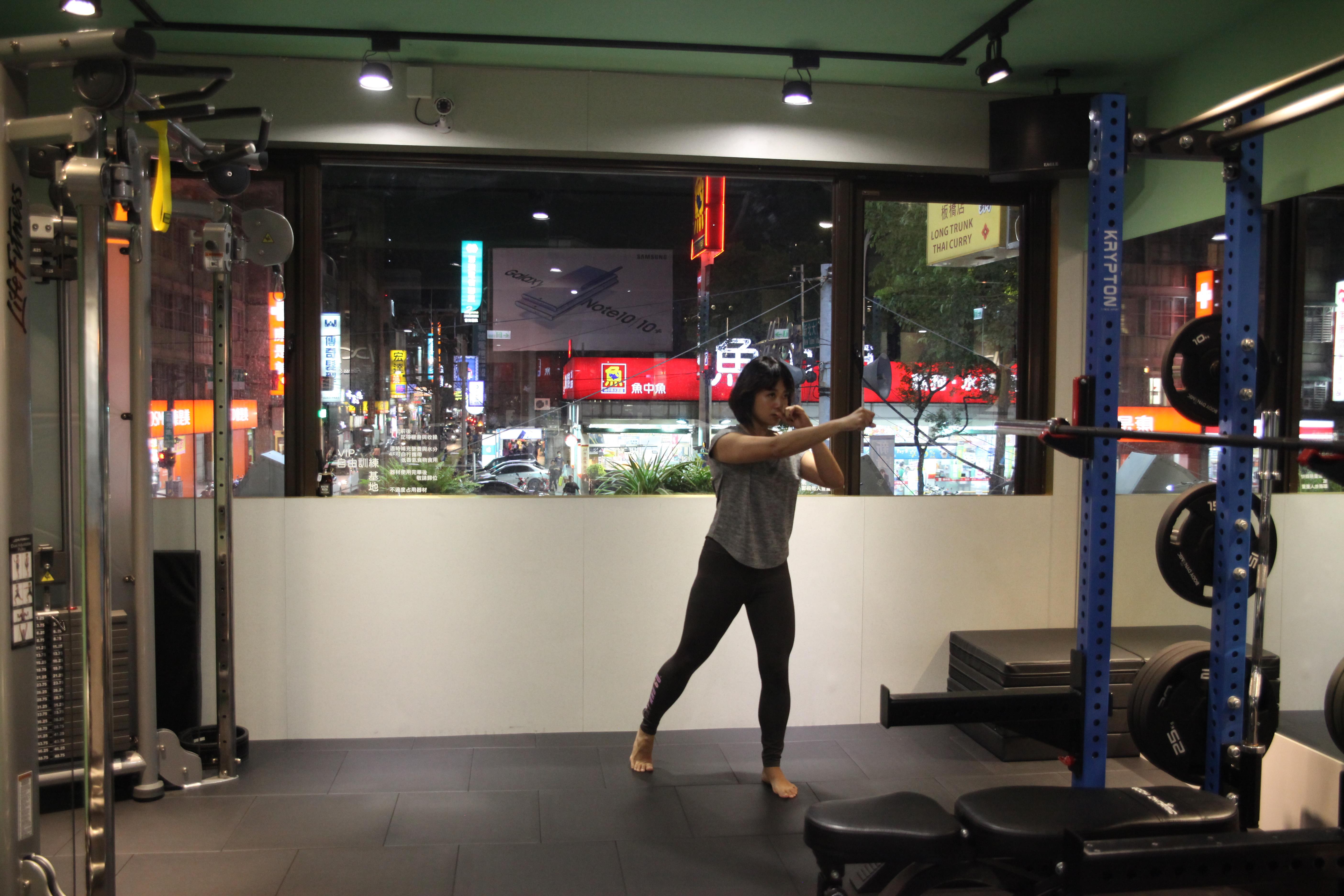 夏日健身首选!冷气房也能做的拳击 3 步骤,甩脂爆汗锻肌力 内容图3 女神网-大潮社TV实时追踪属于女人新资讯的综合网站! IMG_9167