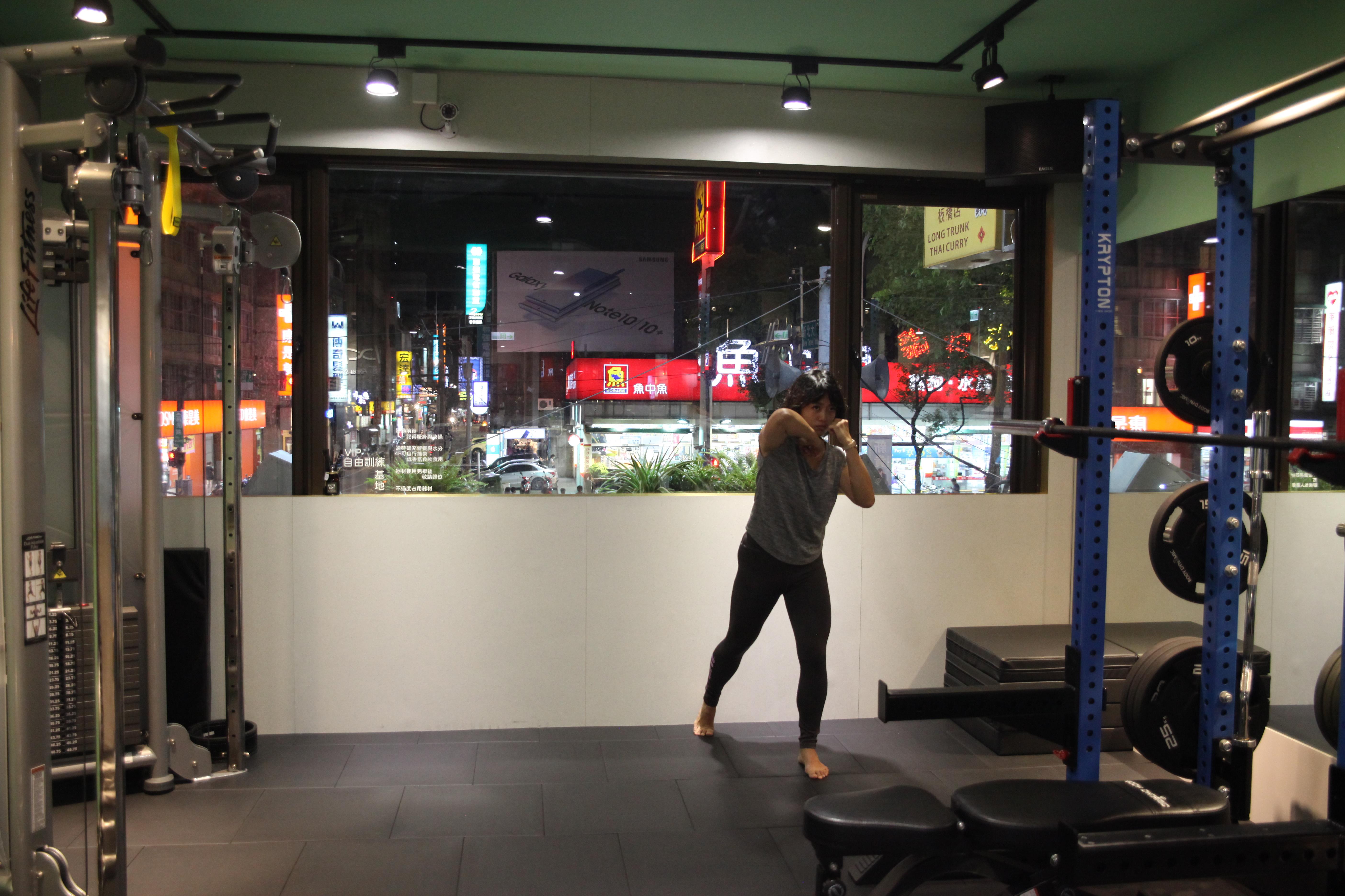 夏日健身首选!冷气房也能做的拳击 3 步骤,甩脂爆汗锻肌力 内容图5 女神网-大潮社TV实时追踪属于女人新资讯的综合网站! IMG_9169