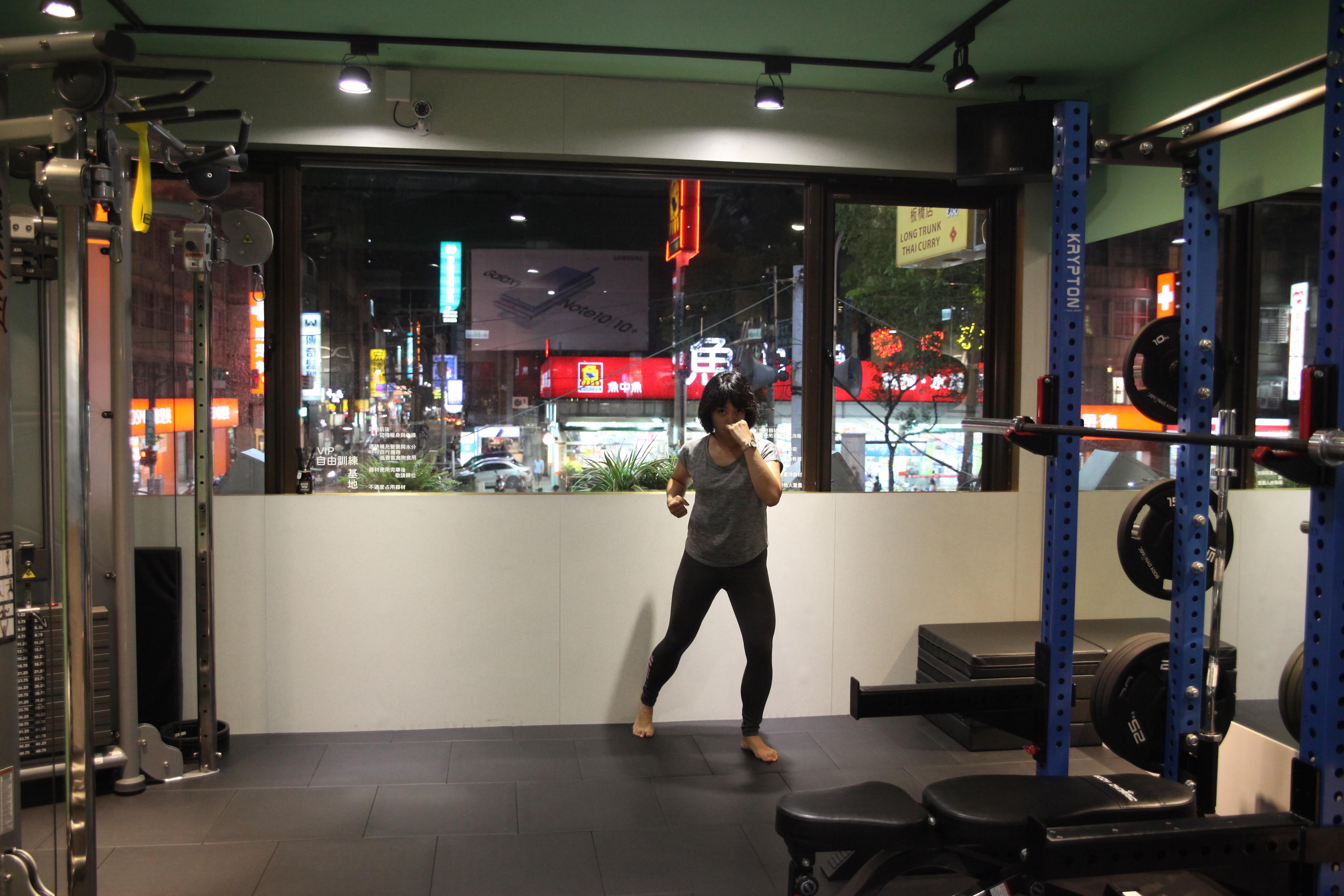 夏日健身首选!冷气房也能做的拳击 3 步骤,甩脂爆汗锻肌力 内容图7 女神网-大潮社TV实时追踪属于女人新资讯的综合网站! IMG_9170