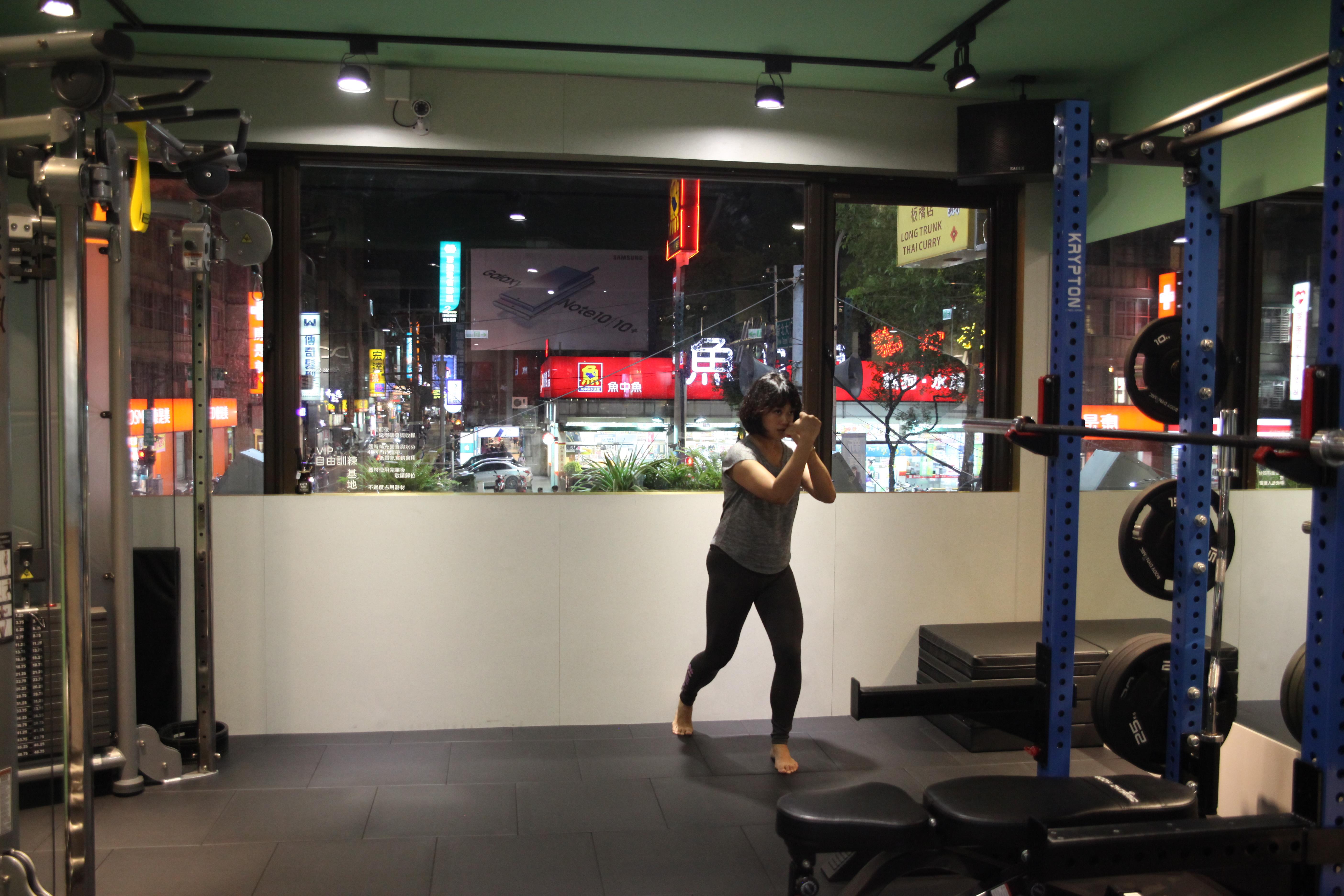 夏日健身首选!冷气房也能做的拳击 3 步骤,甩脂爆汗锻肌力 内容图8 女神网-大潮社TV实时追踪属于女人新资讯的综合网站! IMG_9171