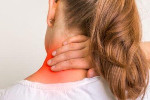 长期落枕是警讯！3 个缓解落枕不适的自救方法，了解成因才能有效预防