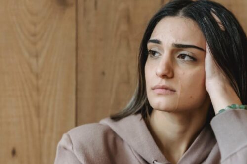 生理期都有来，不是更年期吧？医师建议：留意身体的各项变化，别以单一症状做判断