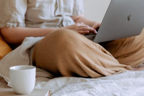 心悸、热潮红、生理期不规律…中医提醒：进入更年期应补充足量钙质，少碰刺激性食物