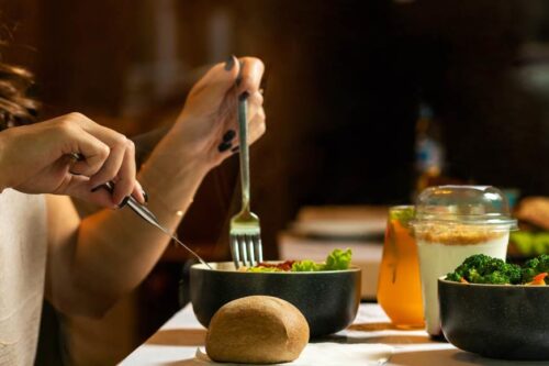 节食饿到崩溃、胡思乱想！暴饮暴饮食前，实施 4 秘诀度过压力并缓解不适感