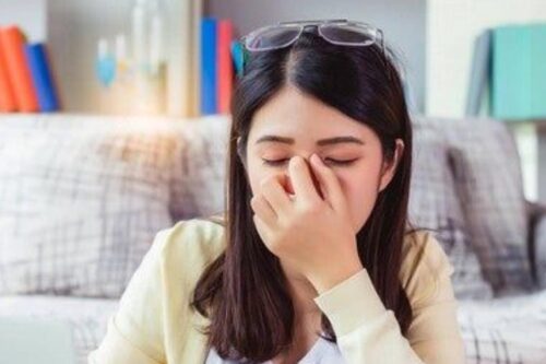 工作离不开电脑，眼睛痛可能不是眼压问题：医曝萤幕最佳配置，坐姿不良也受影响