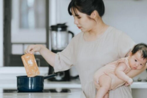 农纯乡响应国际母乳周，温柔宣言“我们亲密的时刻”：把自己从里顾到外，才更能顾及对孩子的爱。