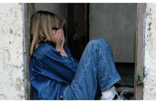 总是戴上面具隐藏情绪？压抑自身感受，负面效果恐怕使人溃堤