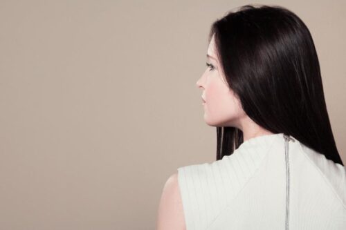 每天掉 100 根头发算正常？医师指出落发真正原因，避免拉扯以及过多造型染烫