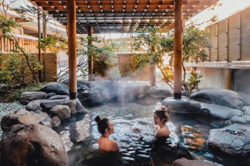 天冷就泡汤！5 大温泉泉质解析：促进血液循环、天然保养圣品滋润肌肤、改善手脚冰冷