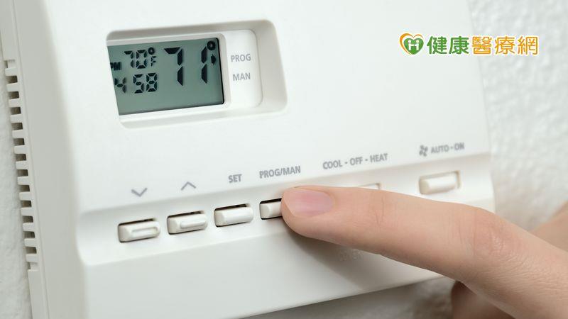 冬日暖气除湿机双开,眼睛却因此张不开? 糊朦族问题不在缺水,锁水比补水更重要 内容图2 女神网-大潮社TV实时追踪属于女人新资讯的综合网站! 冬日暖气除湿机双开,眼睛却因此张不开? 糊朦族问题不在缺水,锁水比补水更重要 健康养生 图2张