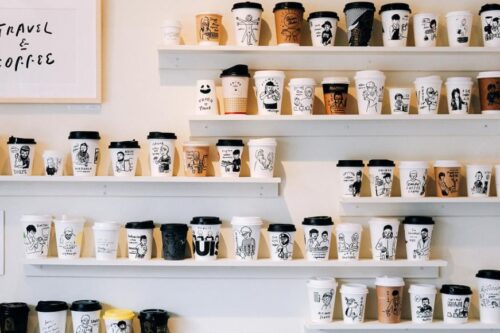 Life is better with coffee & ______？旅行中，他用速写画下 112 个咖啡师认真的瞬间