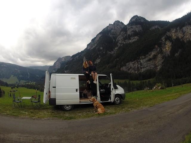 霍尔的移动城堡真实版! 这对法国情侣“以车为家”实践生活断舍离,想住哪就住哪 内容图2 女神网-大潮社TV实时追踪属于女人新资讯的综合网站! 霍尔的移动城堡真实版! 这对法国情侣“以车为家”实践生活断舍离,想住哪就住哪 家庭学堂 图2张