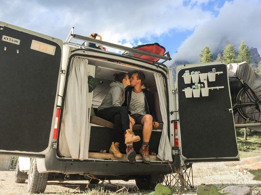 霍尔的移动城堡真实版! 这对法国情侣“以车为家”实践生活断舍离,想住哪就住哪 内容图8 女神网-大潮社TV实时追踪属于女人新资讯的综合网站! 霍尔的移动城堡真实版! 这对法国情侣“以车为家”实践生活断舍离,想住哪就住哪 家庭学堂 图8张