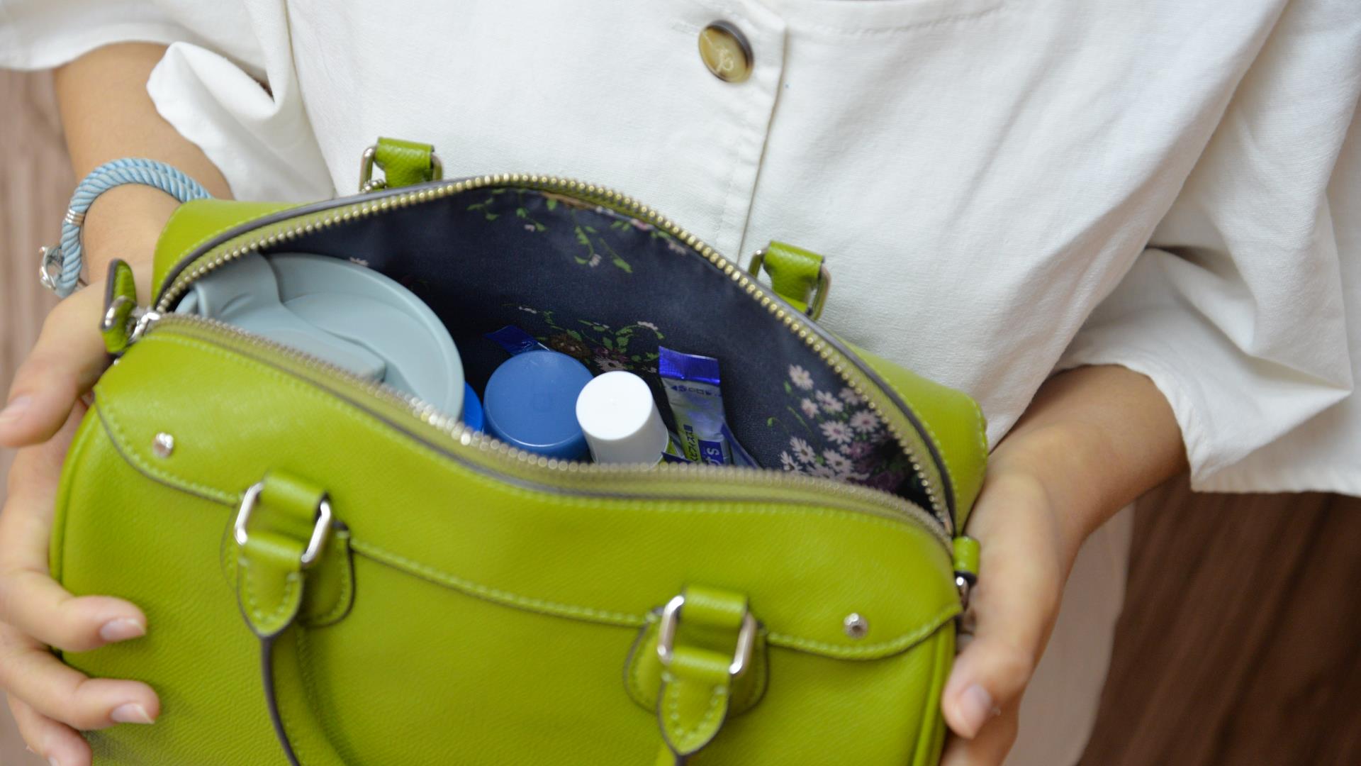 What’s in 药师’s bag?想要出门在外万无一失,“这些”救急物品一定要记得带! 内容图2 女神网-大潮社TV实时追踪属于女人新资讯的综合网站! image1.jpg