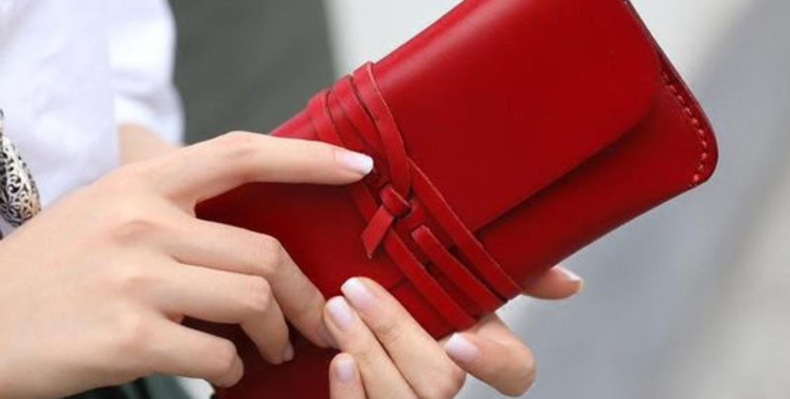 有钱的女人都用长夹?从一个人的皮夹,就能看出他一生的财富! 内容图1 女神网-大潮社TV实时追踪属于女人新资讯的综合网站! 有钱的女人都用长夹?从一个人的皮夹,就能看出他一生的财富! 家庭学堂 图1张