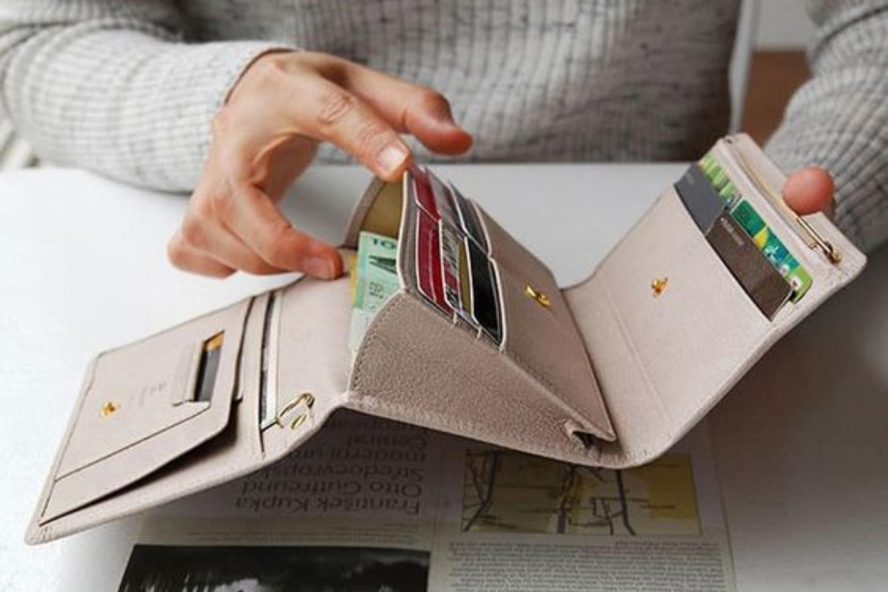 有钱的女人都用长夹?从一个人的皮夹,就能看出他一生的财富! 内容图3 女神网-大潮社TV实时追踪属于女人新资讯的综合网站! FotoJet - 2020-02-27T164156.640