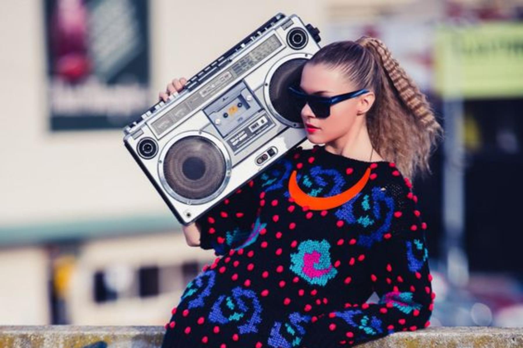 办公室统一播放音乐,遇到哪种情况最崩溃?真的别让同一个人固定当 DJ! 内容图5 女神网-大潮社TV实时追踪属于女人新资讯的综合网站! FotoJet - 2019-12-27T163051.144.jpg