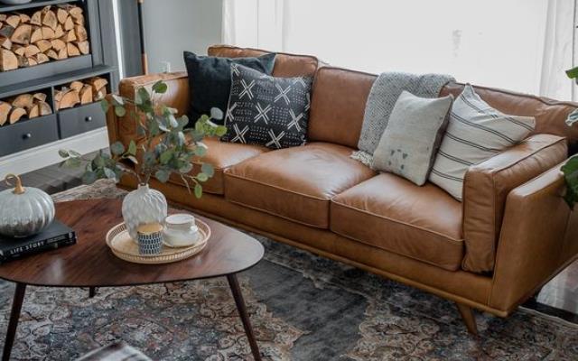 沙发是客厅的门面!3 种不同材质的沙发清洁方式,跟着动手整理让客厅永远清新舒适 内容图4 女神网-大潮社TV实时追踪属于女人新资讯的综合网站! 沙发是客厅的门面!3 种不同材质的沙发清洁方式,跟着动手整理让客厅永远清新舒适 家庭学堂 图4张