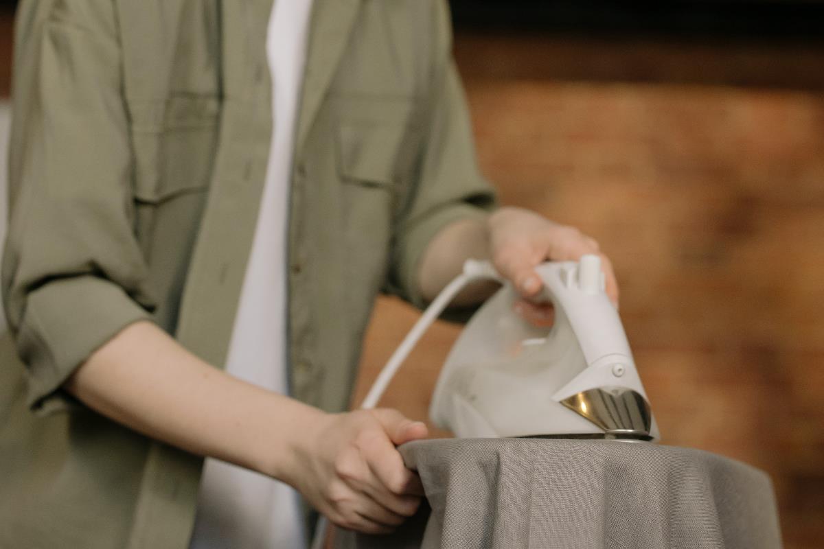 雨下不停衣服干不了吗?5 招居家小常识,让恼人的潮湿和霉味远离你的衣服 内容图4 女神网-大潮社TV实时追踪属于女人新资讯的综合网站! 雨下不停衣服干不了吗?5 招居家小常识,让恼人的潮湿和霉味远离你的衣服 家庭学堂 图4张