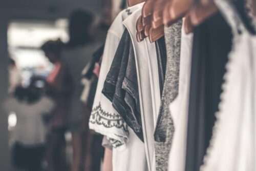 白 T 有黄斑只能丢弃？利用 4 个小妙招轻松去除，让衣物焕然一新！