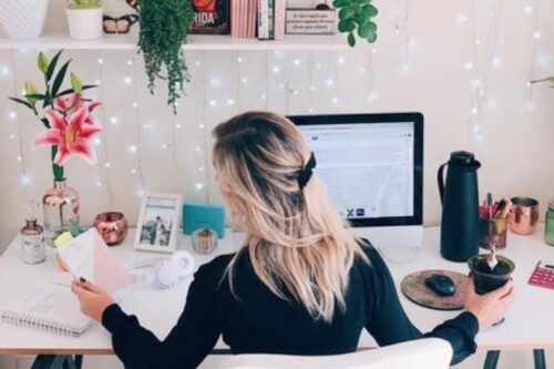 避免懒散无力的居家工作，固定的空间背景打造 WFH 上下班仪式感