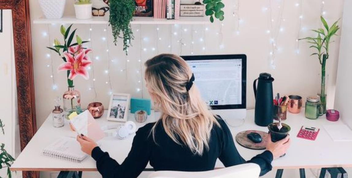 避免懒散无力的居家工作,固定的空间背景打造 WFH 上下班仪式感 内容图1 女神网-大潮社TV实时追踪属于女人新资讯的综合网站! 避免懒散无力的居家工作,固定的空间背景打造 WFH 上下班仪式感 家庭学堂 图1张