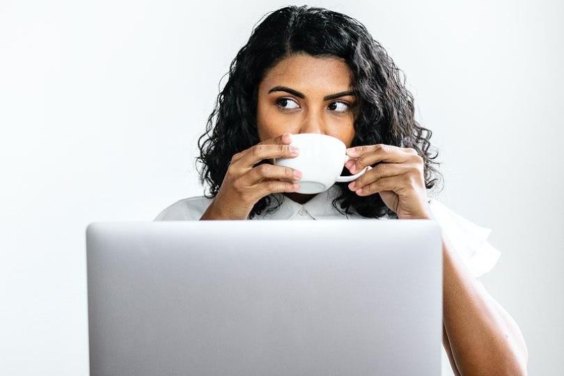 避免懒散无力的居家工作,固定的空间背景打造 WFH 上下班仪式感 内容图2 女神网-大潮社TV实时追踪属于女人新资讯的综合网站! 避免懒散无力的居家工作,固定的空间背景打造 WFH 上下班仪式感 家庭学堂 图2张