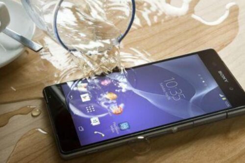 手机泡水不要慌！4 步骤急救法分享，避开 NG 行为手机还有救！