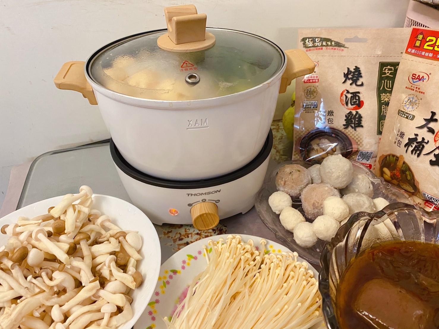 冬天在家怎么煮?参考人气团购主果果妈的 3 样好物推荐:火锅汤底、实用调理锅,轻松做出健康餐点 内容图5 女神网-大潮社TV实时追踪属于女人新资讯的综合网站! 冬天在家怎么煮?参考人气团购主果果妈的 3 样好物推荐:火锅汤底、实用调理锅,轻松做出健康餐点 家庭学堂 图5张