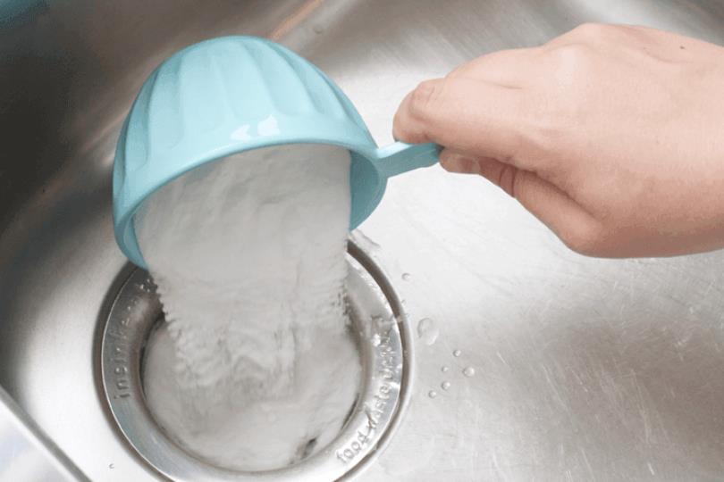 水槽又淹水?3 个水管疏通小技巧与日常保养方法分享,阻塞、异味不再找上门 内容图4 女神网-大潮社TV实时追踪属于女人新资讯的综合网站! 水槽又淹水?3 个水管疏通小技巧与日常保养方法分享,阻塞、异味不再找上门 家庭学堂 图4张