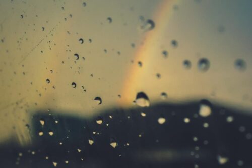 降低室内湿度！养成日常好习惯：使用除湿机搭配 5 种除湿防霉小物，轻松加强除湿效果