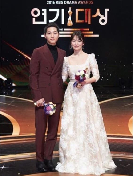 宋仲基 & 宋慧乔:对于一见锺情这件事,我该道歉,还是结婚? 内容图12 女神网-大潮社TV实时追踪属于女人新资讯的综合网站! CP_7