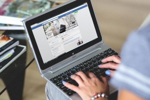 脸书朋友数少就是边缘人？30 岁后社交“质量”才是中年快乐的指标！