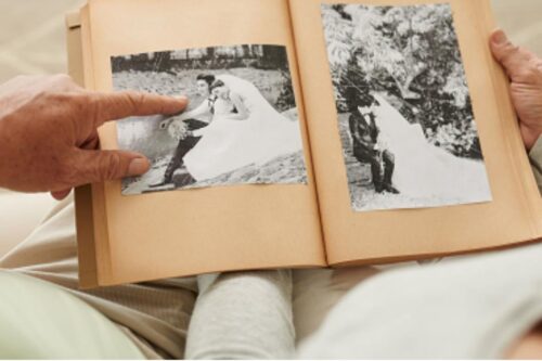 有你的地方就是家！她在 60 岁之后的幸福，就是甘愿与夫住进养老院