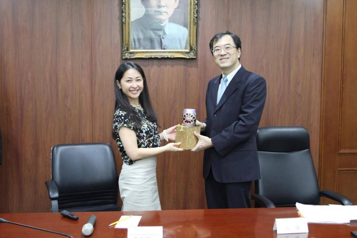 剑桥社会心理学博士:TW的教育应该要让孩子有“犯错”的机会! 内容图4 女神网-大潮社TV实时追踪属于女人新资讯的综合网站! 剑桥社会心理学博士:TW的教育应该要让孩子有“犯错”的机会! 女人观点 图4张