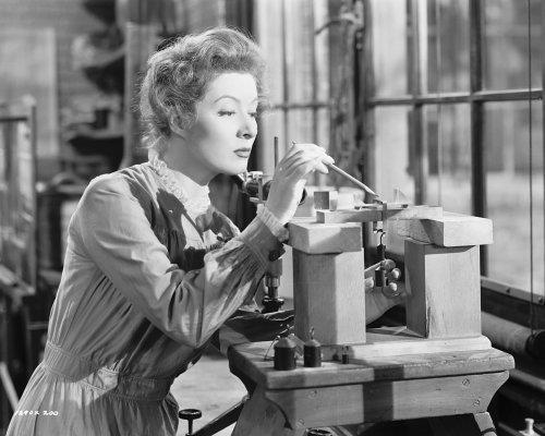 Women’s Day!三八妇女节的由来原来如此呀:这是属于庆祝“面包与玫瑰”胜利的节日 内容图2 女神网-大潮社TV实时追踪属于女人新资讯的综合网站! MV5BMTIxODIzNTM1Ml5BMl5BanBnXkFtZTcwMjIwMzMzMQ@@._V1_.jpg