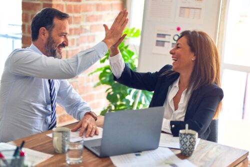 情侣究竟该不该一起工作？若两人都有足够的自律，一起共事便能创造“两大”优点