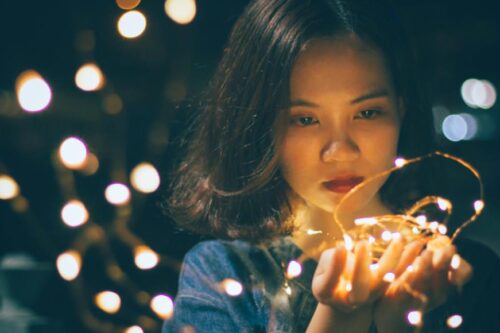 繁华城市的不起眼巷弄，藏着一个小而美好的地方：许多人的许多故事，都曾于此处短暂停留，而后悄悄离开