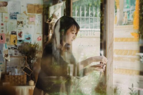 今天起，练习好好照顾自己：把重心放回自己身上，小心地、慢慢地——如同那些深爱你的人