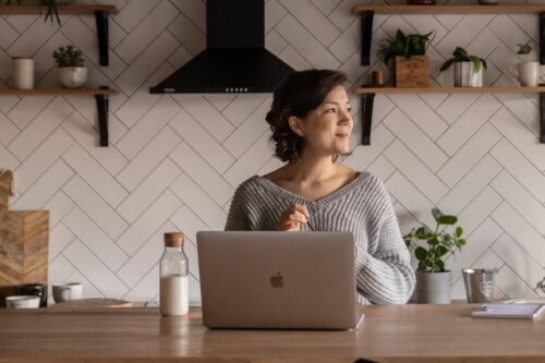 比昨天更贴近自己：认真生活，是在一团乱里，找到一种和自己好好相处的方式