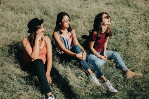 最舒服的情谊，是不黏也不腻：在我们的人生故事里，装载了彼此一半的青春。